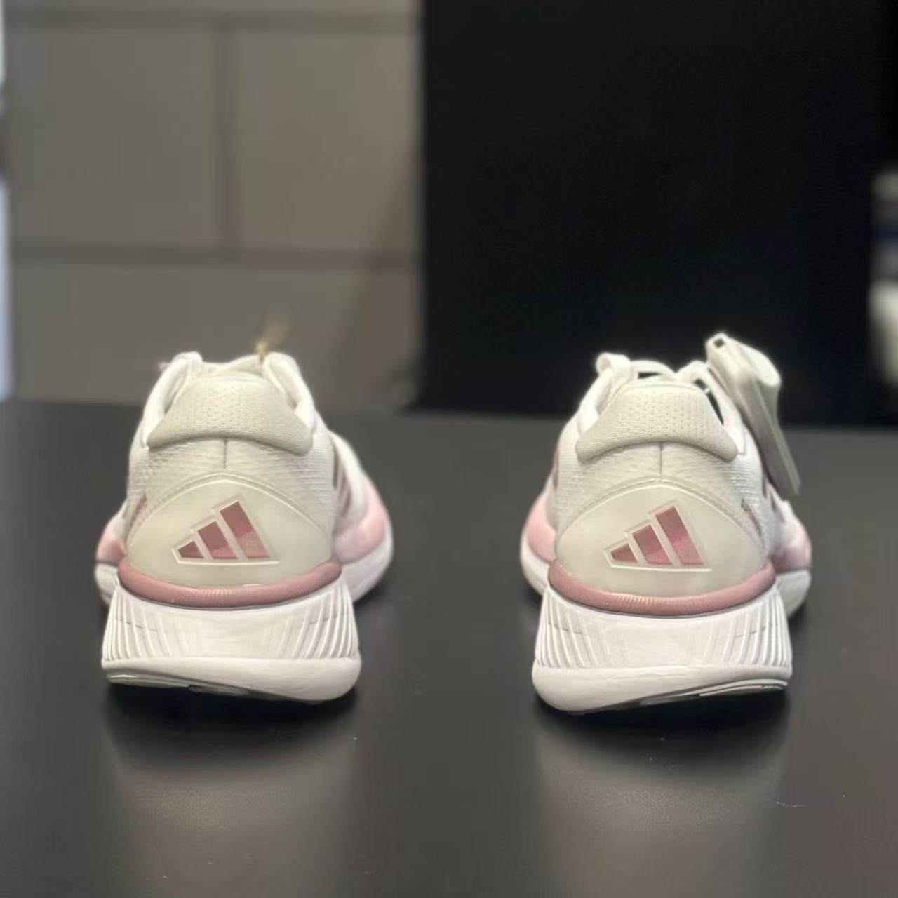 Adidas/阿迪达斯女子秋季新款透气耐磨柔弹舒适跑步运动鞋IH0447