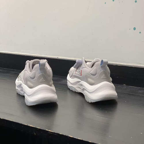 阿迪达斯时尚运动休闲鞋