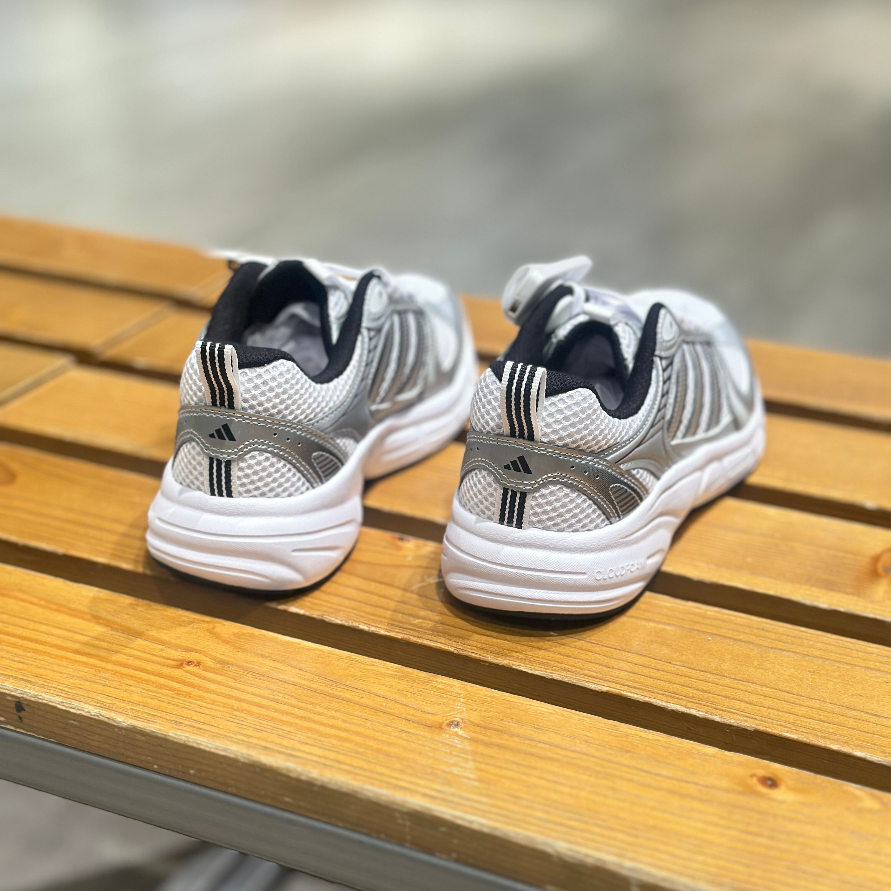 【坏蛋】adidas/阿迪达斯男跑步舒适网面透气春夏运动鞋KJ8105