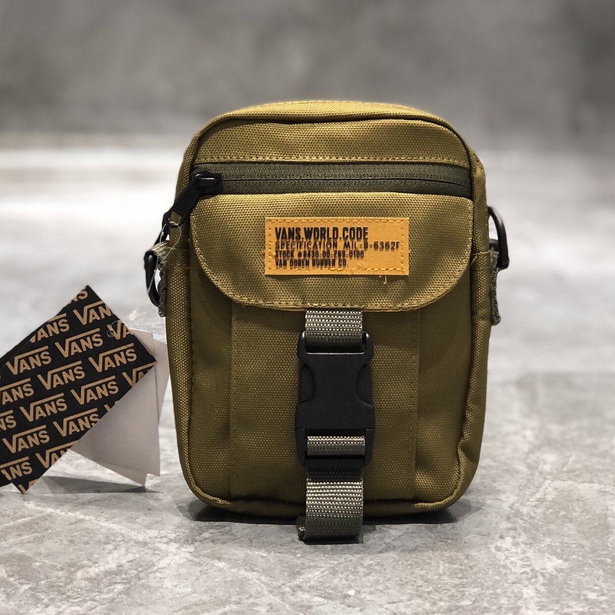 vans军绿色纽扣男女同款帆布包小方包斜挎手铃包vn0a5fgkzbn