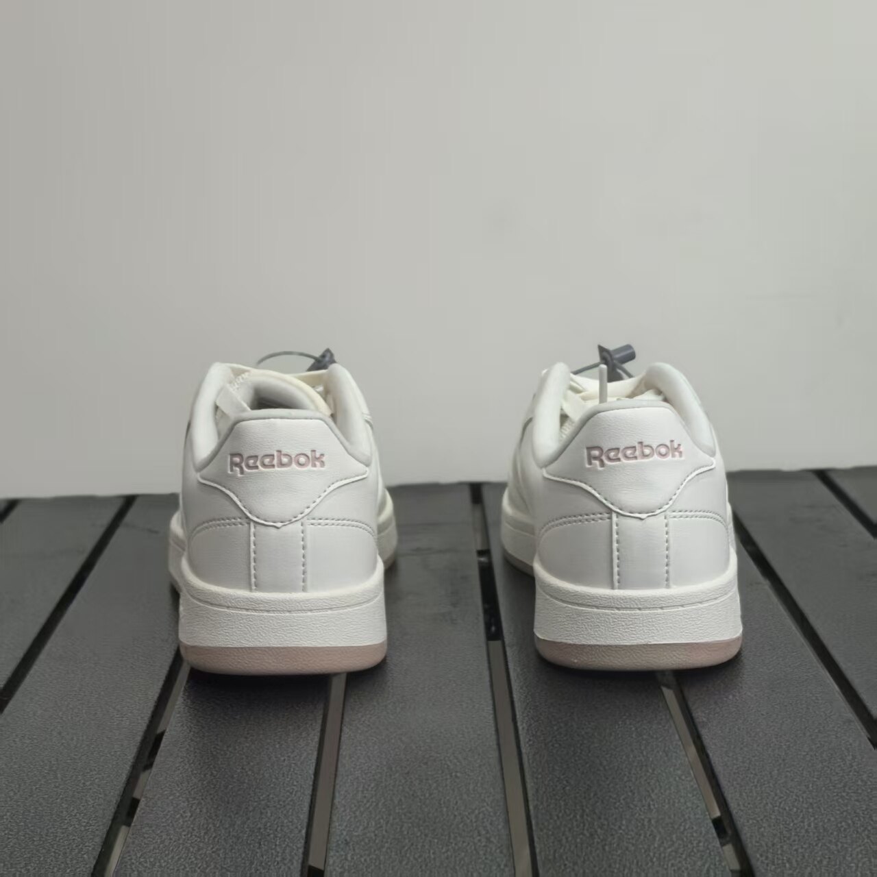 锐步时尚运动休闲鞋系带女子