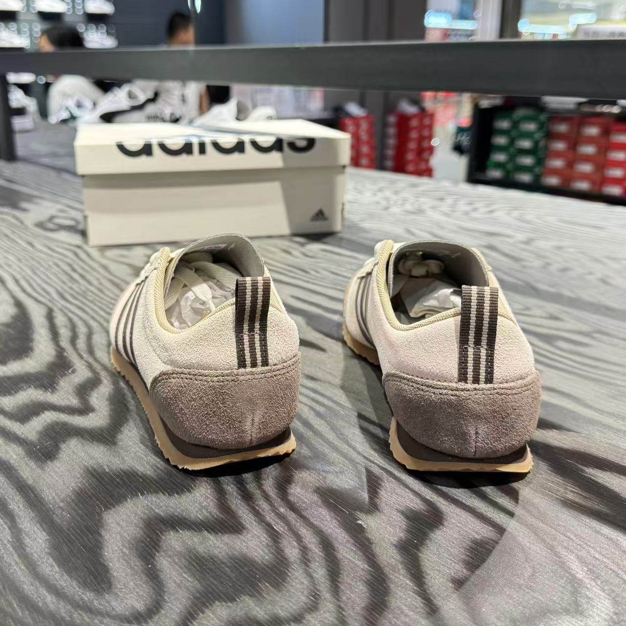 阿迪达斯男女同款复古翻毛皮鞋