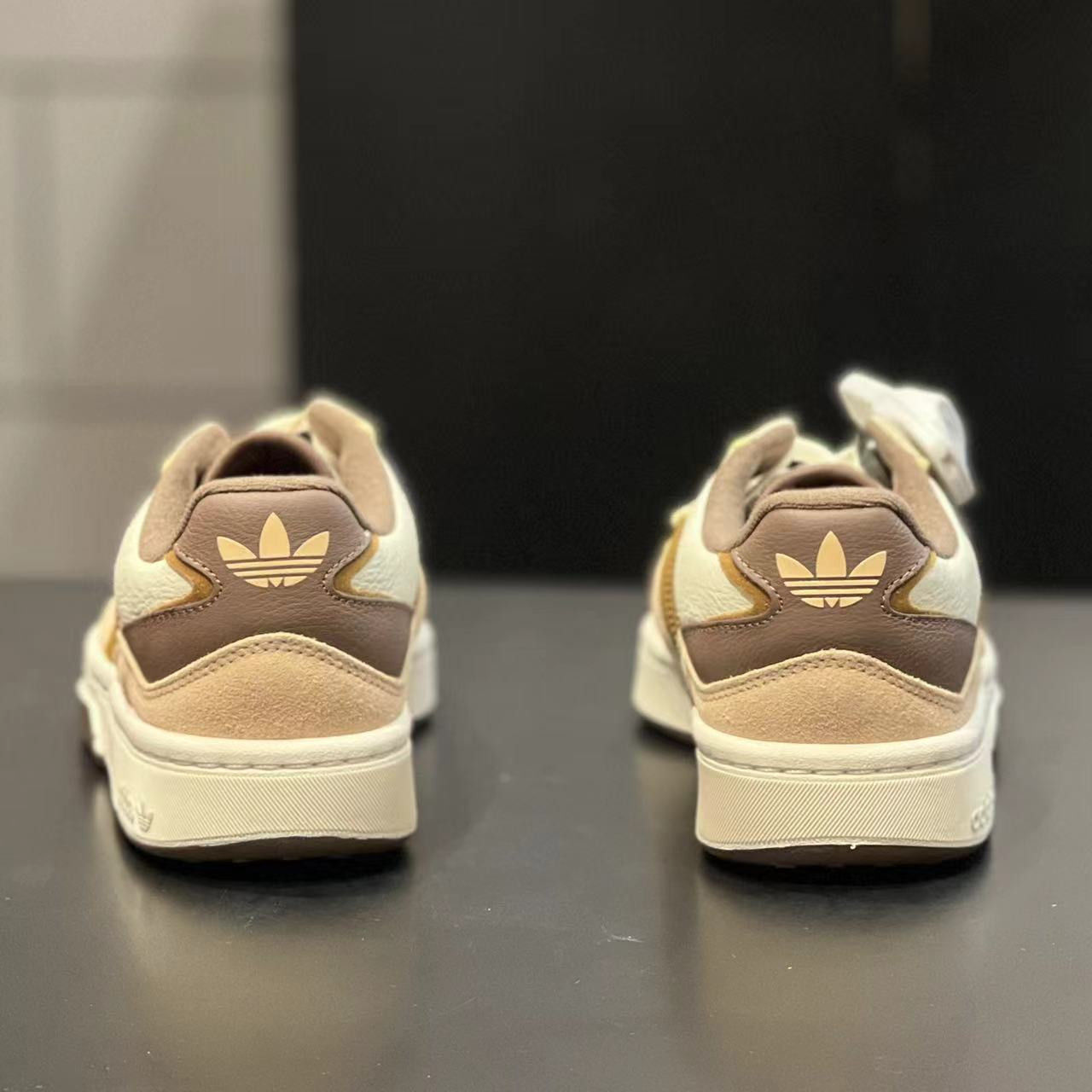 阿迪达斯男女同款休闲板鞋