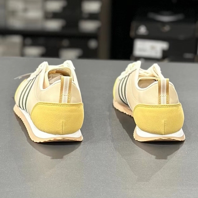 运动休闲鞋阿迪达斯系带