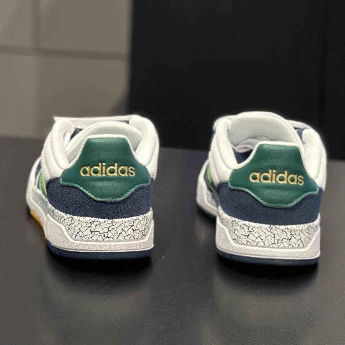 阿迪达斯ADIDAS男子新款白绿复古百搭低帮耐磨轻便潮流板鞋FZ1119