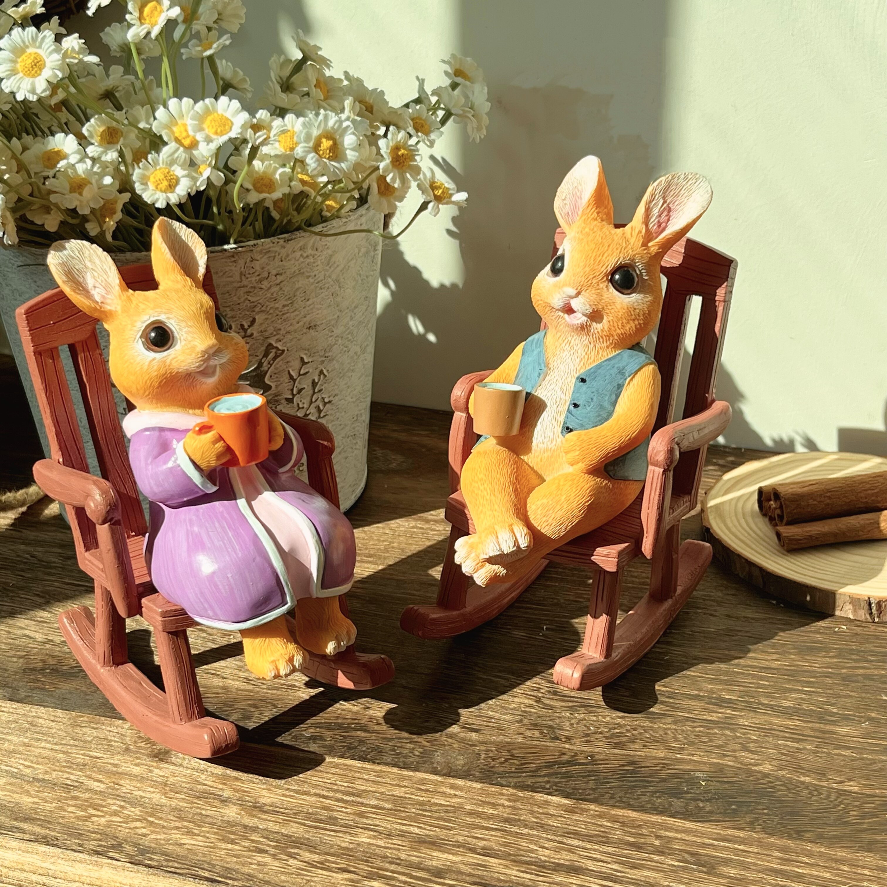 双款治愈摇摇兔子摆件 萌兔坐摇椅持杯造型 树脂工艺家居桌面装饰,家居饰品,桌面摆件,淘宝优惠券,粉丝福利购,淘宝优惠卷