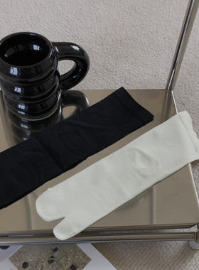 ins网红同款分趾袜日系学院风天鹅绒中筒四季款纯色猪蹄二趾女袜