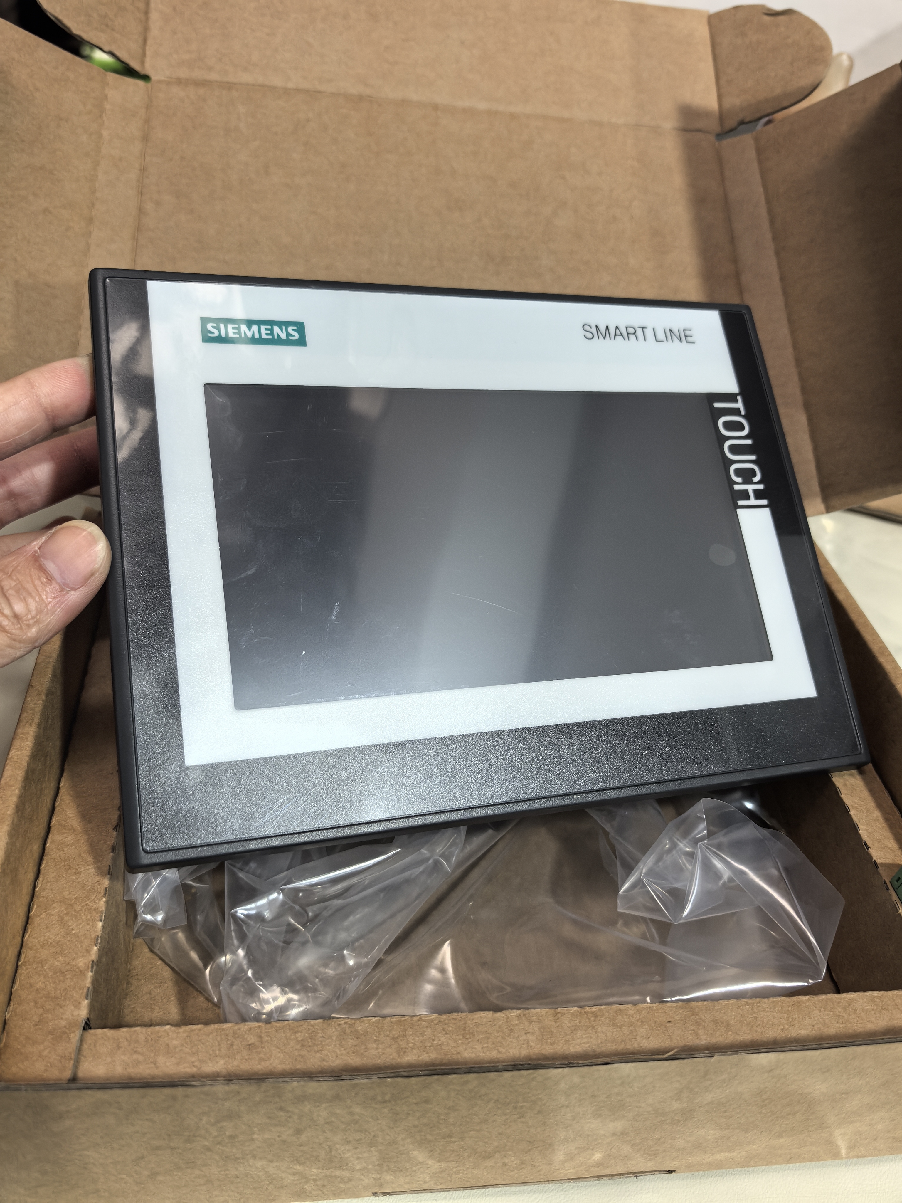 西门子触摸屏6AV6 648-0CC11-3AX0 smart700 ie v3