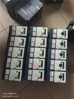 施耐德 变频器ATV312H037M2385 0.37KW 220V 实物图 功能包好