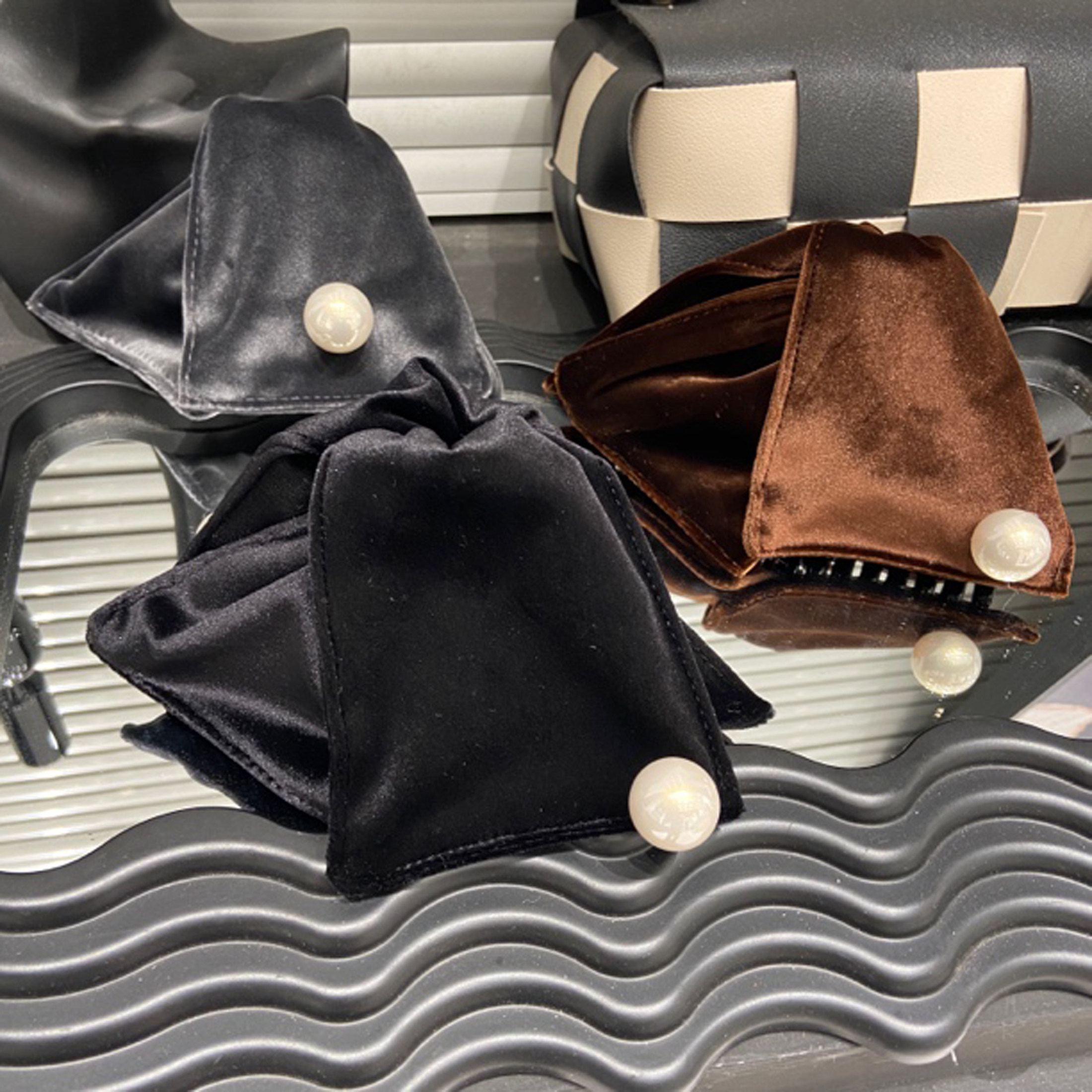 E4946赫本丝绒珠珠鲨鱼夹韩国名媛小香风气质高级半扎发抓夹顶夹