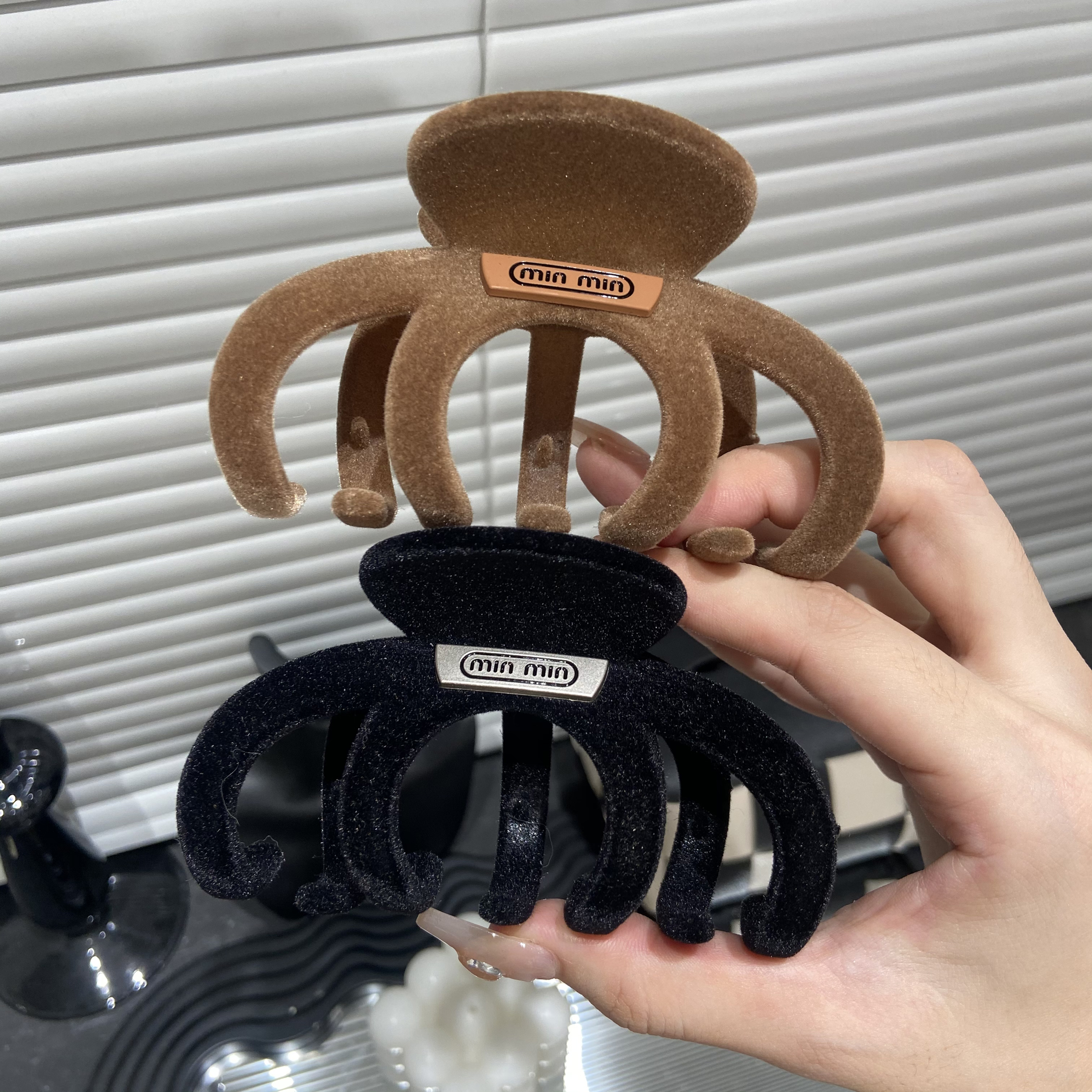 秋冬植绒南瓜字母抓夹大号10CM新款简约大方百搭气质抓夹E2329ins