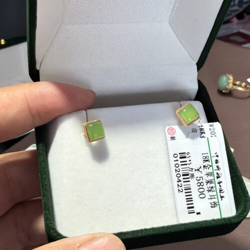 18K金镶天然和田玉苹果绿女款轻奢精致儿钉耳饰送女友礼物446号
