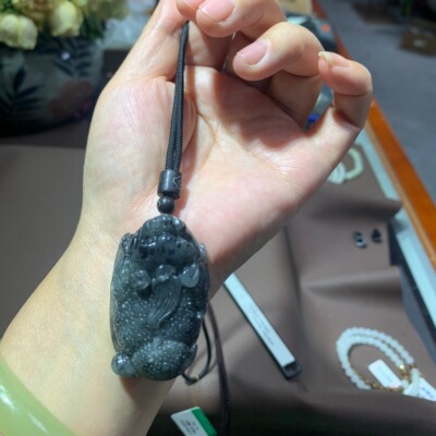 天然新疆和田产墨玉籽料貔貅吊坠挂件437号