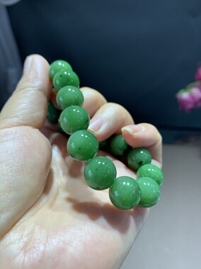 天然和田玉碧玉阳绿色手链手串少黑点12mm油性好521号