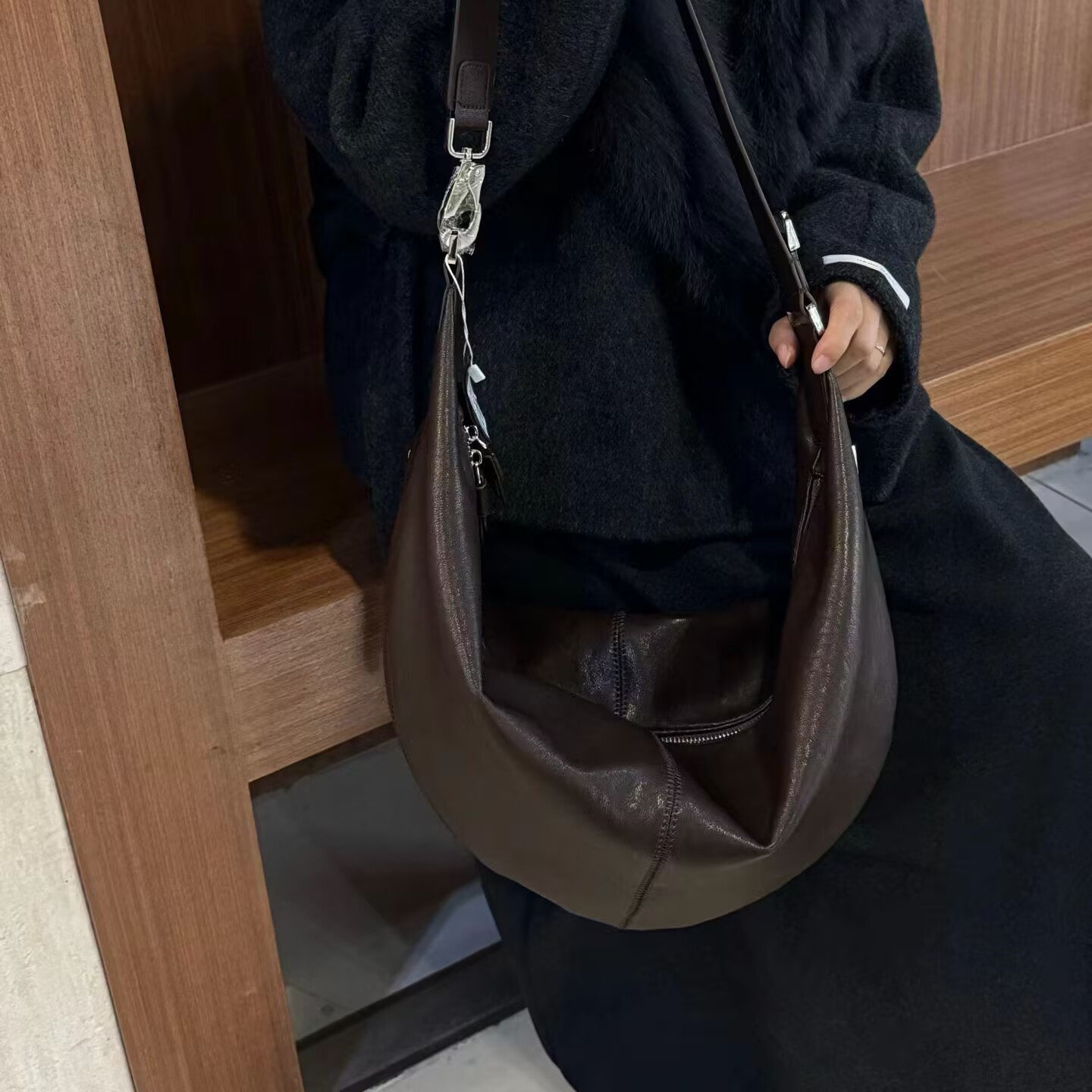 慵懒风黑色软皮大包女休闲百搭大容量单肩斜挎饺子包时尚通勤女包