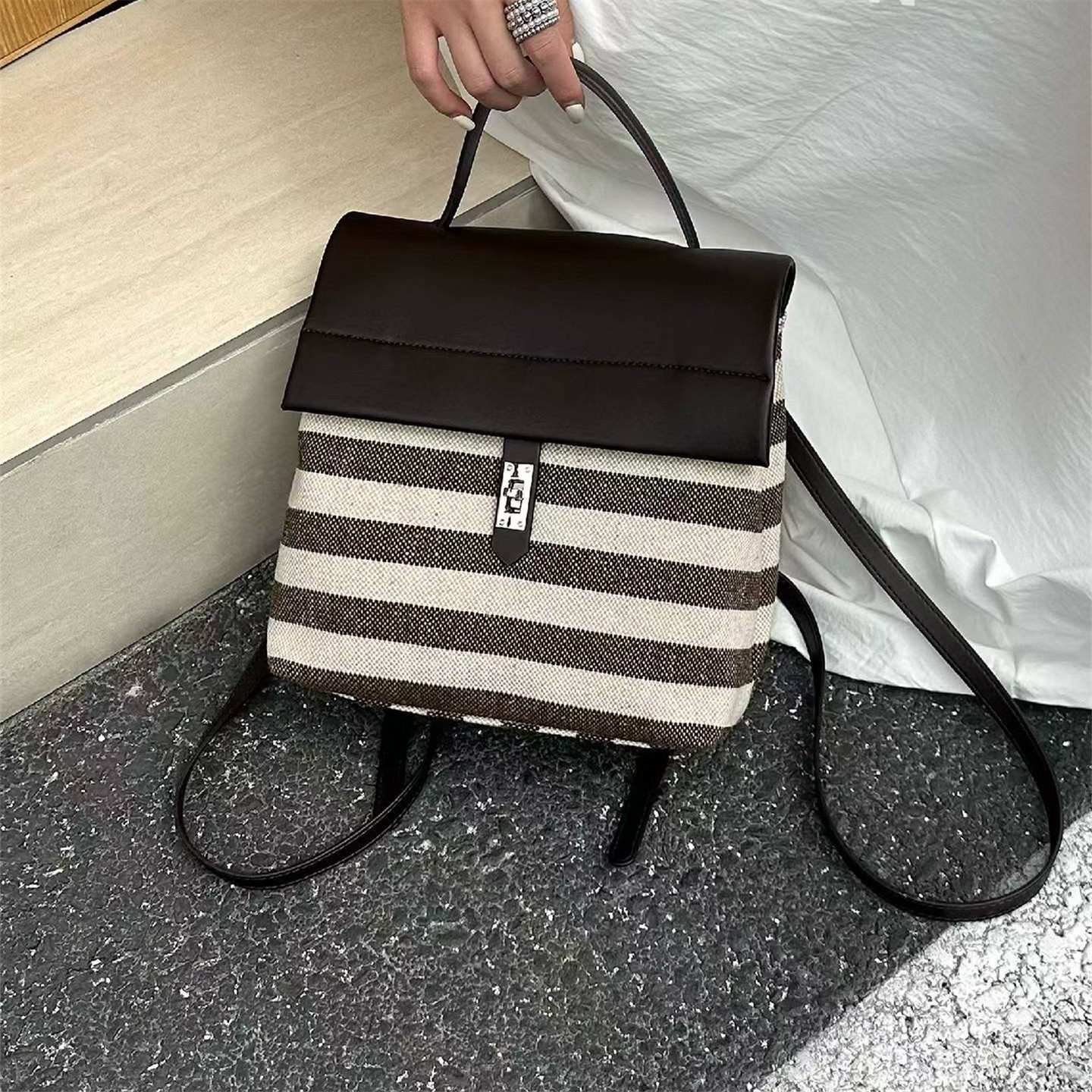 2026新款条纹帆布双肩包女锁扣手提背包通勤书包潮流高级感休闲包