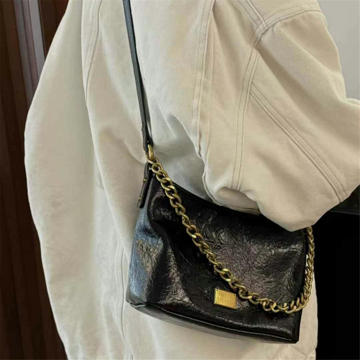 2026春高级感时尚潮流链条单肩斜挎包轻奢小众腋下包百搭包流浪包