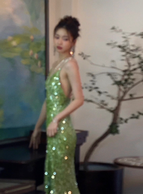 绿色亮片闪闪钻链人鱼姬礼服裙吊带露背圣诞年会连衣裙法式高级感