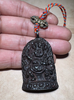 复古藏式天铁佛牌财神大黑天吊坠藏佛六臂玛哈嘎啦腰牌云铁挂件