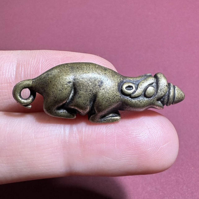 西藏黄财神手托吐宝鼠吊坠藏民纯铜手工做旧招财鼠鼬挂坠饰铜配件