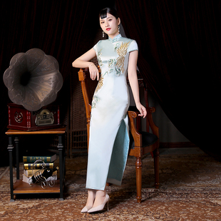 天青色烟雨绣花旗袍高端定制醋酸绸缎