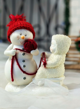 持续瓷生 department56陶瓷红帽子母子雪娃雪宝缠毛线工艺品摆件