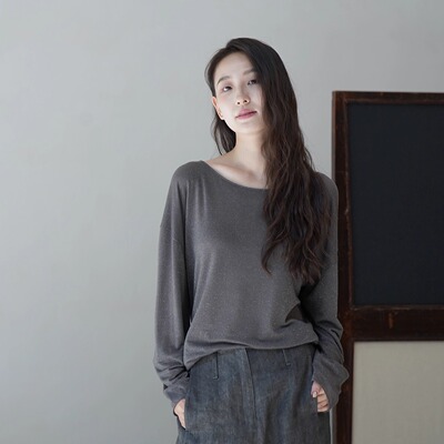 io adesso futura 进口天丝混纺舒适细闪一字领中长款开衩罩衫