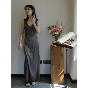 Cha 官方 | io adesso futura 真丝银灰V领连衣裙