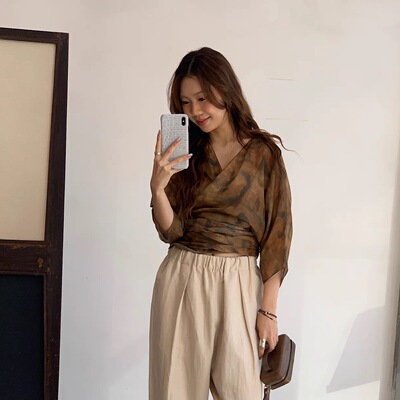 Cortana苎麻制成的蝙蝠袖上衣