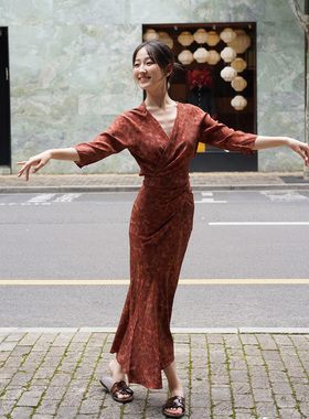 Cha 官方｜Cortana 26春夏 CARLA DRESS 真丝印花斜裁系带连衣裙