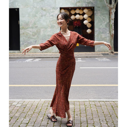 Cha 官方｜Cortana 26春夏 CARLA DRESS 真丝印花斜裁系带连衣裙