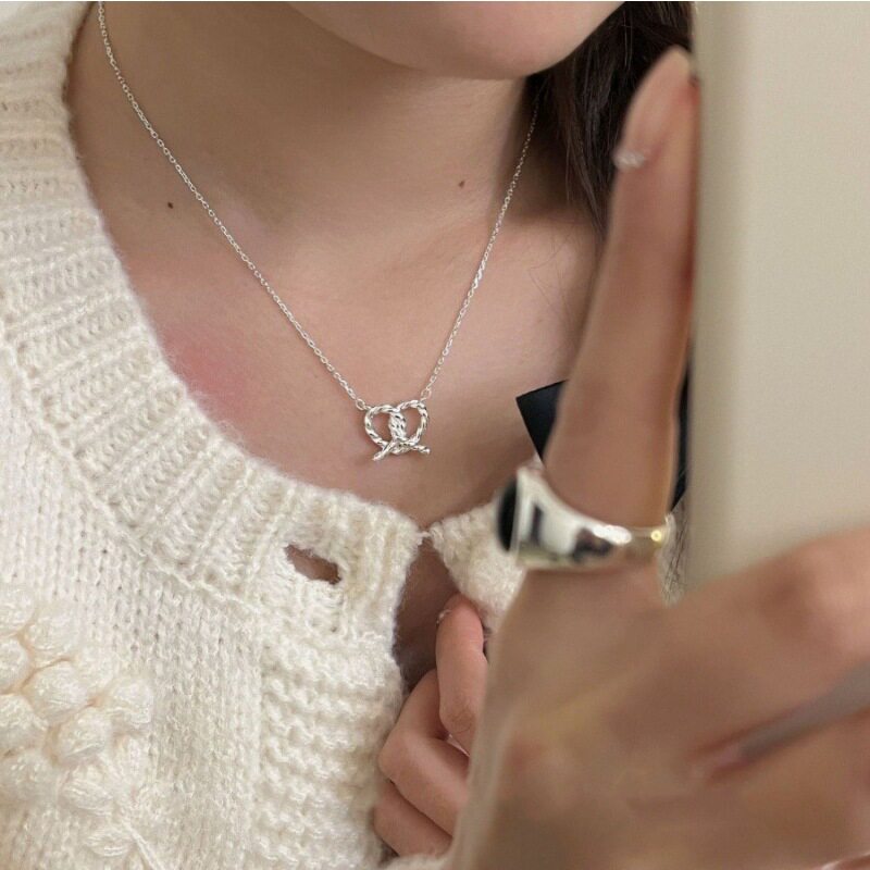 S925镀银甜美镂空麻花爱心项链女简约冷淡风气质百搭锁骨链ins风