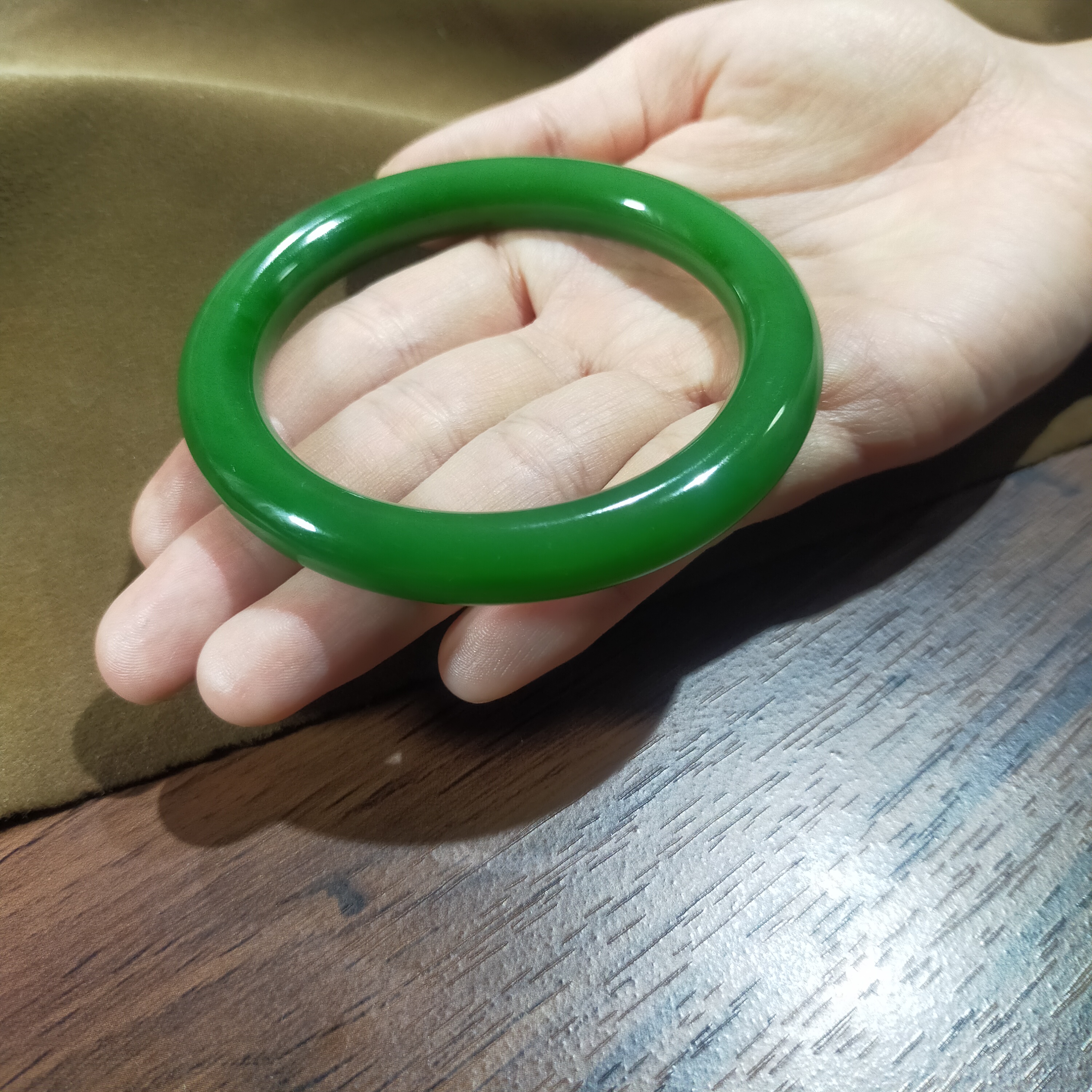 新疆玉之源优选和田玉俄罗斯七号坑老阳绿满绿俄料女士内外圆手镯