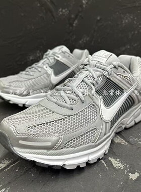 Nike/耐克 ZOOM VOMERO 5男子运动休闲复古老爹跑步鞋 FJ4151-003
