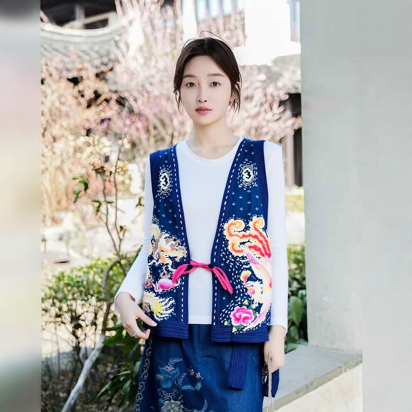 云南2025秋季国风新中式V领对襟盘扣上衣女复古刺绣马甲