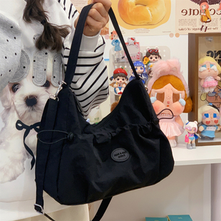 黑色帆布包女大容量单肩斜挎包休闲通勤简约百搭饺子包