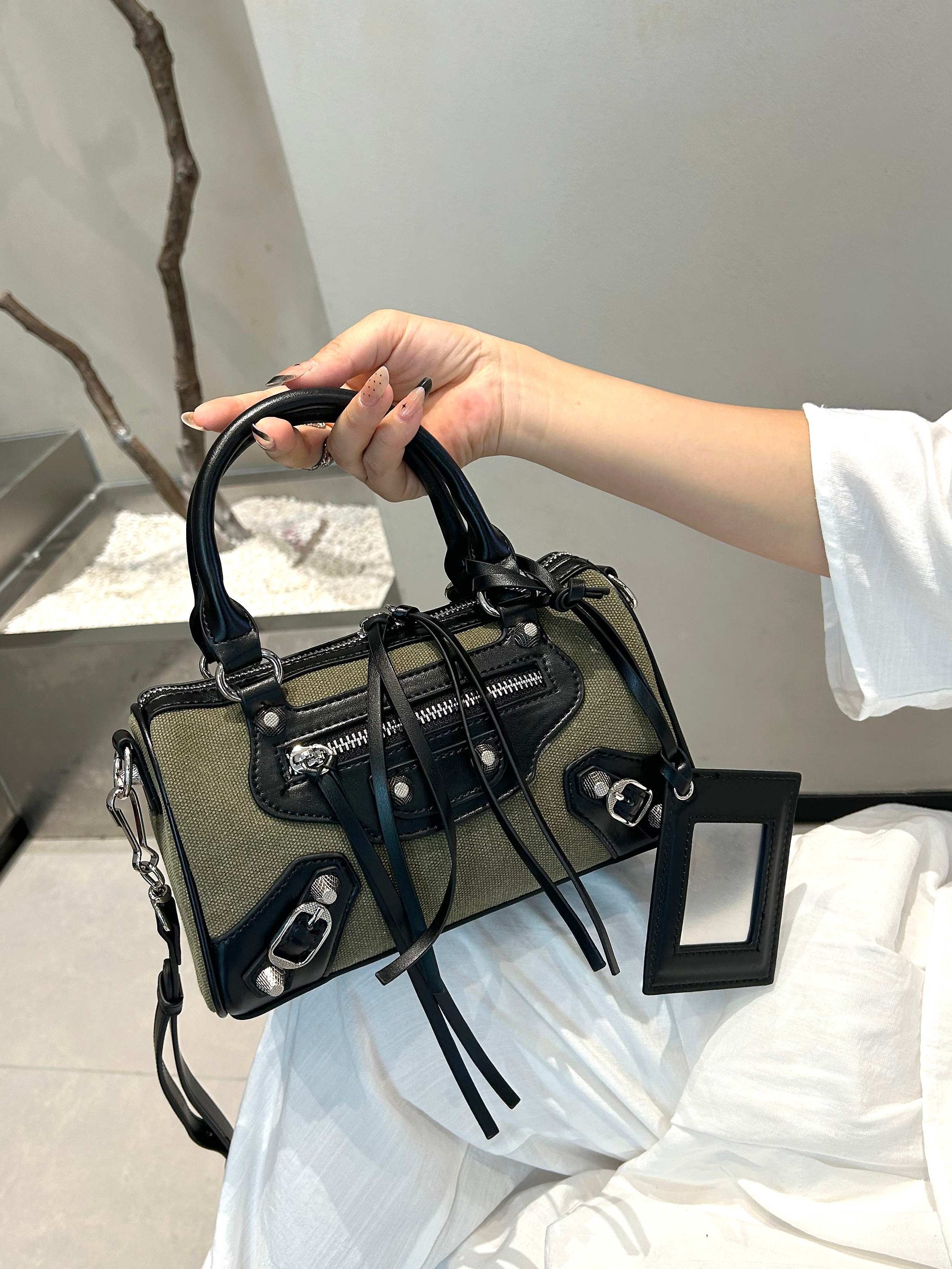 法式复古铆钉机车包潮辣妹手提小包包撞色帆布枕头包女休闲通勤包