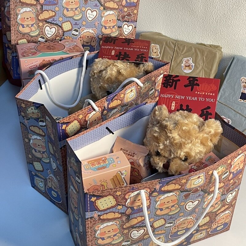 小预算春节礼袋新年限定铁盒牛仔小熊蛋卷薯片可爱零食伴手礼