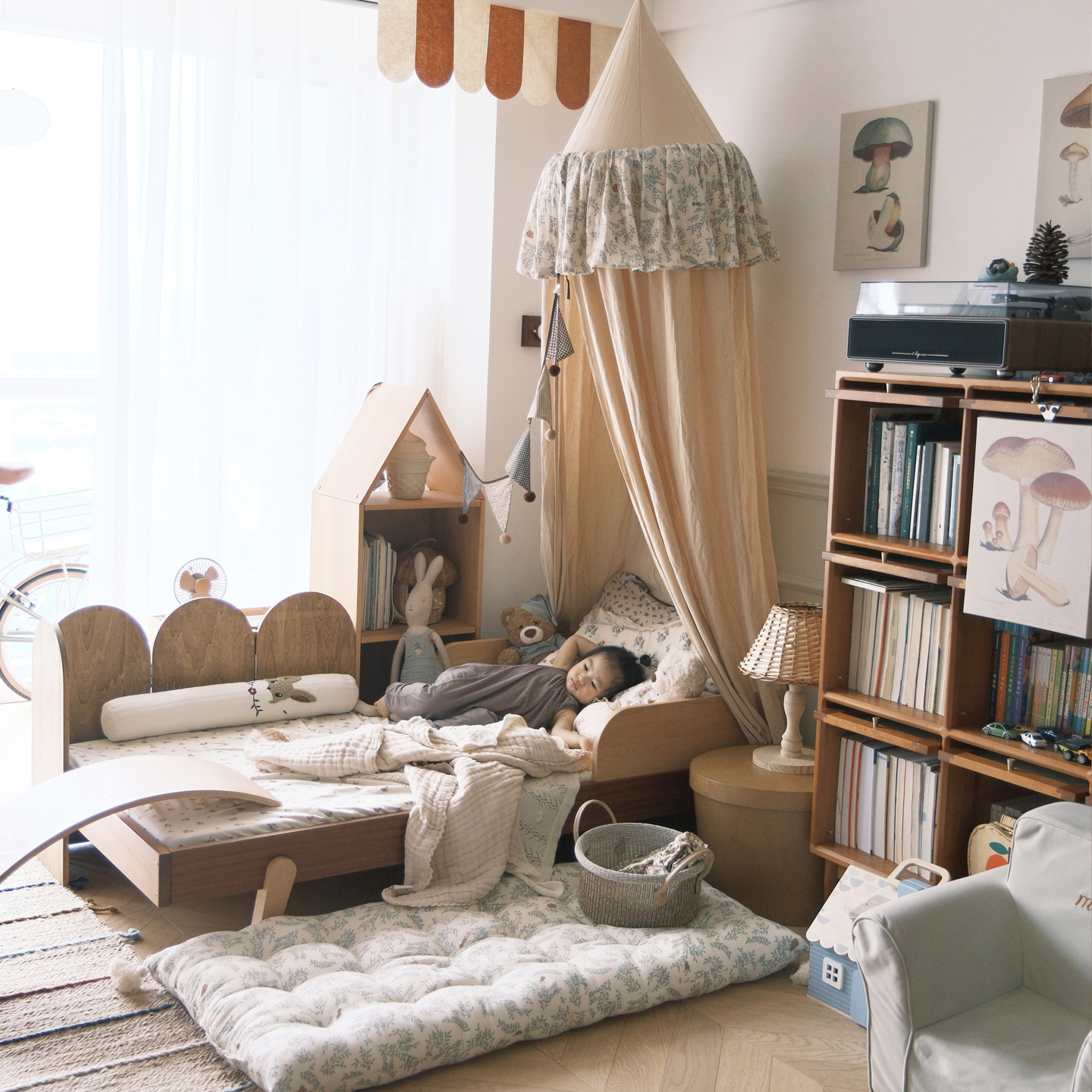 ins风儿童房床头装饰碎花圆吊顶