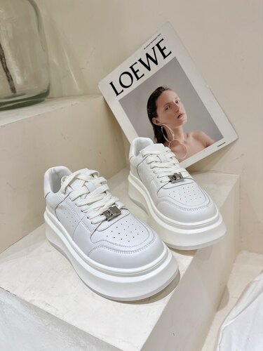 欧货真皮厚底小白鞋女2026春季爆款显瘦增高休闲系带轻便松糕板鞋