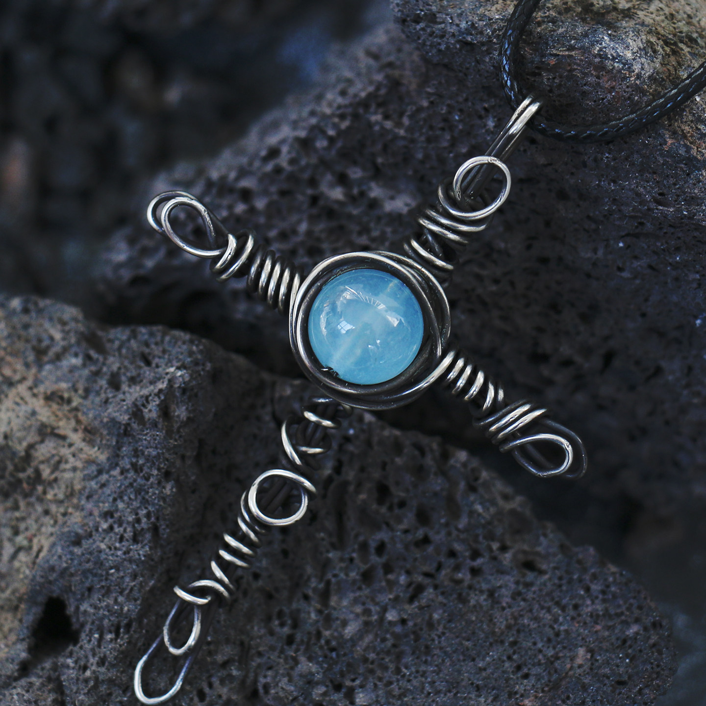 原创复古黑色十字架项链男款小众设计高级感补水天然海蓝宝吊坠女