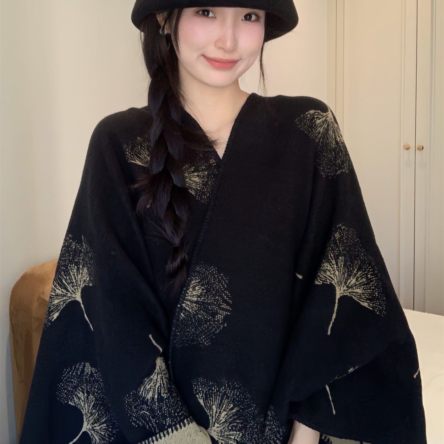 国风水墨画银杏叶披肩女新款秋冬加厚保暖外搭高级感双面围巾斗篷
