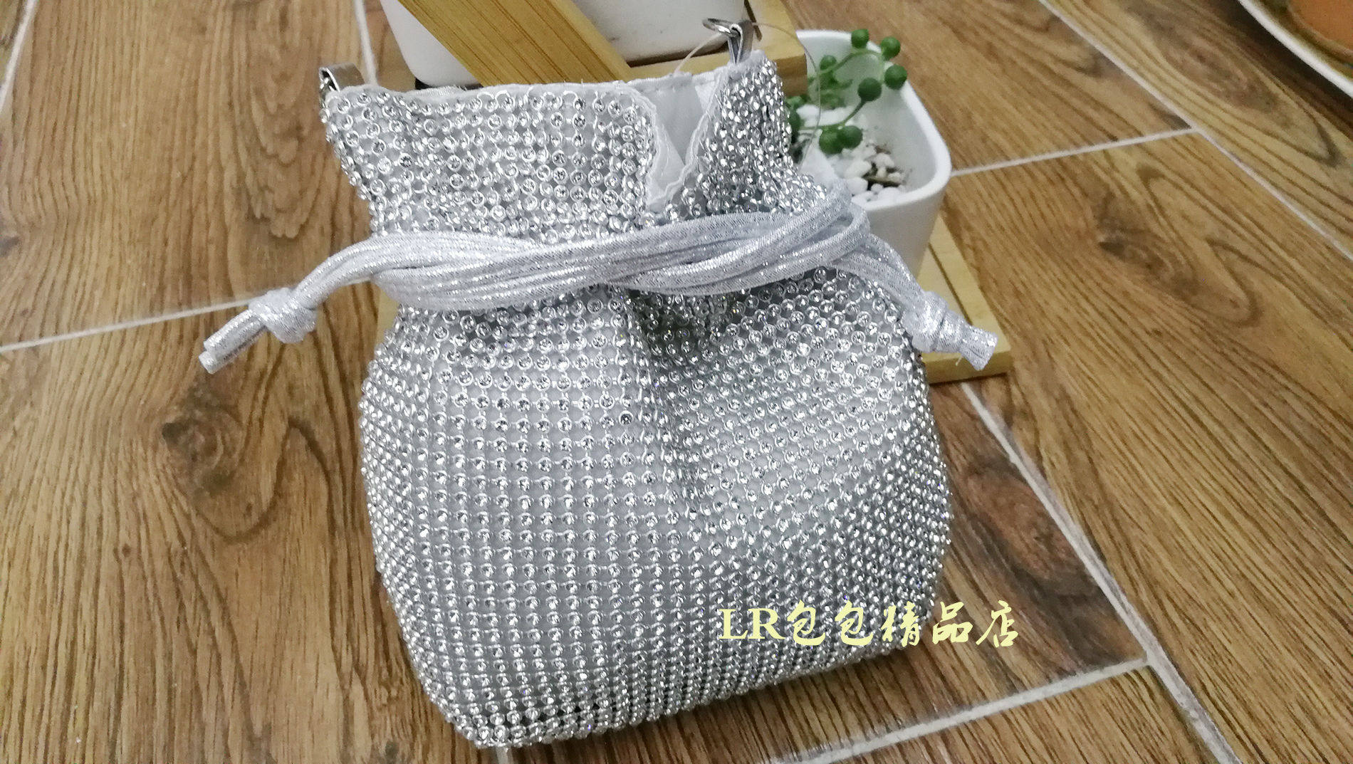 新款2025网红百搭女小包水钻闪钻束口抽绳链条包斜跨包迷你福袋