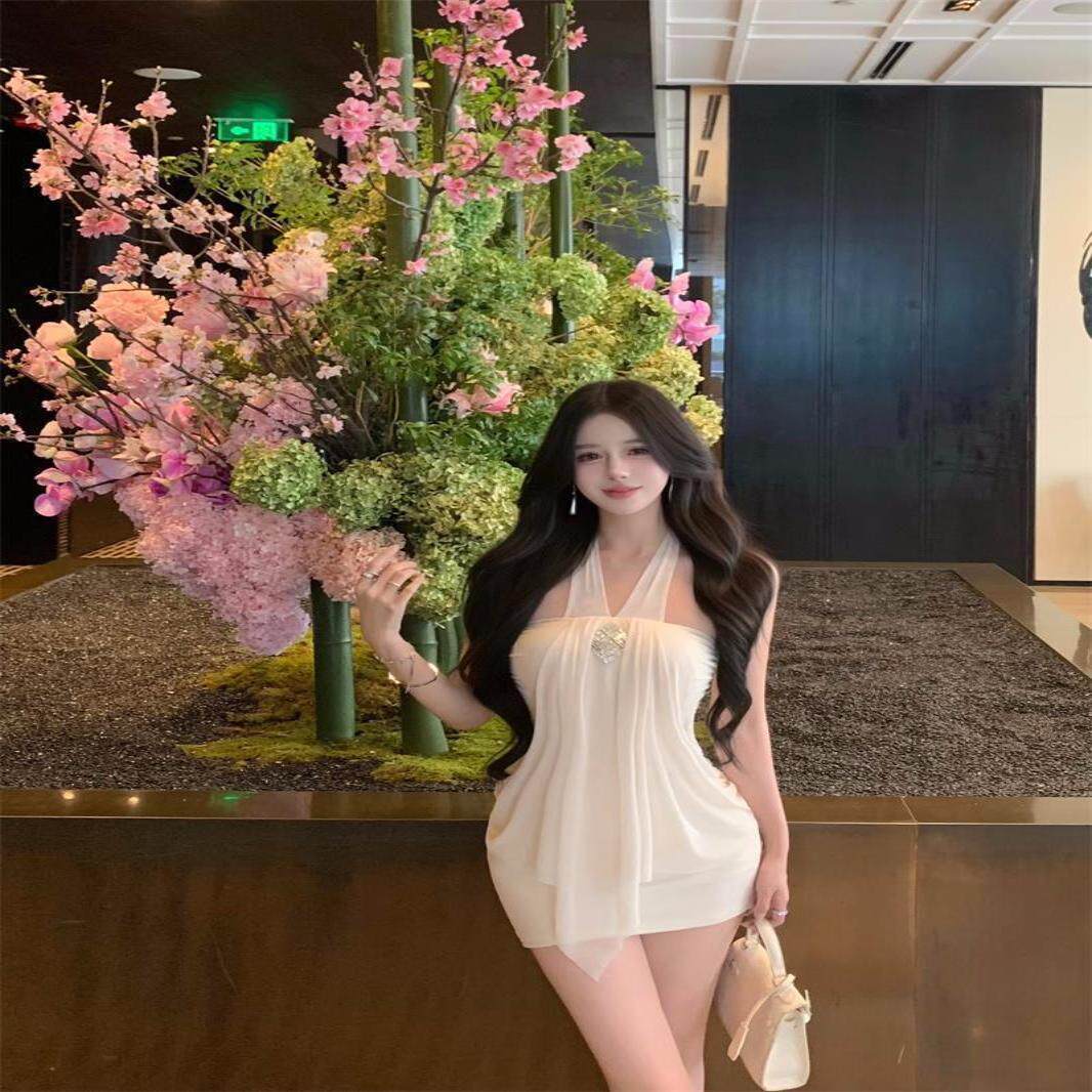 御姐风杏色挂脖抹胸连衣裙女设计感露背收腰短裙显身材包臀裙子