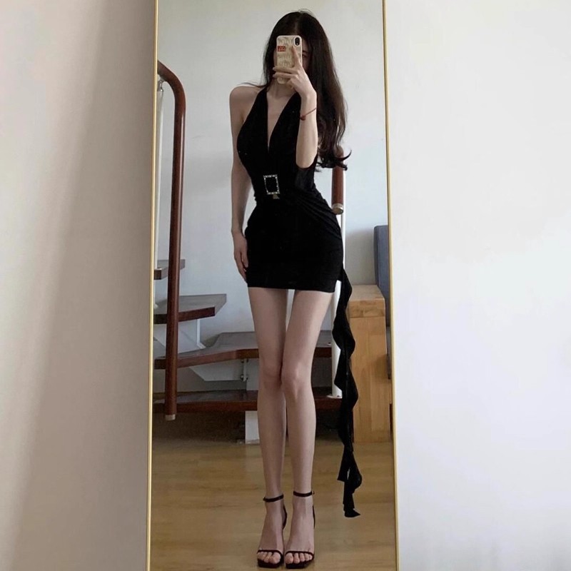 御姐性感挂脖连衣裙女夏季新款收腰气质辣妹气质露背包臀裙子短款