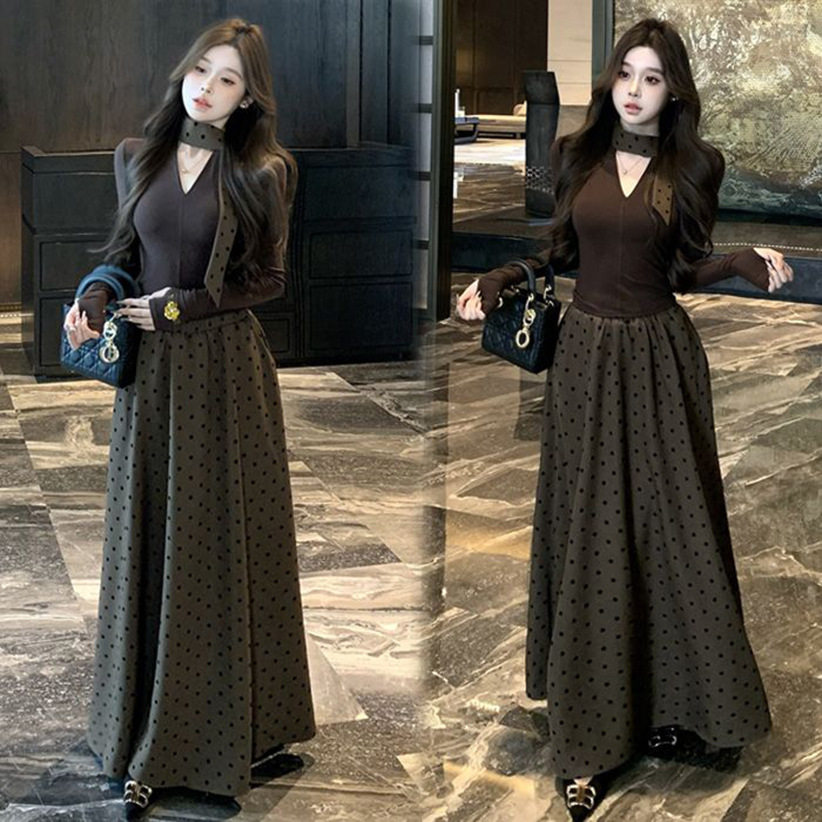 巨好看的早秋一整套装女2026新款韩系气质黑色上衣字母伞裙两件套