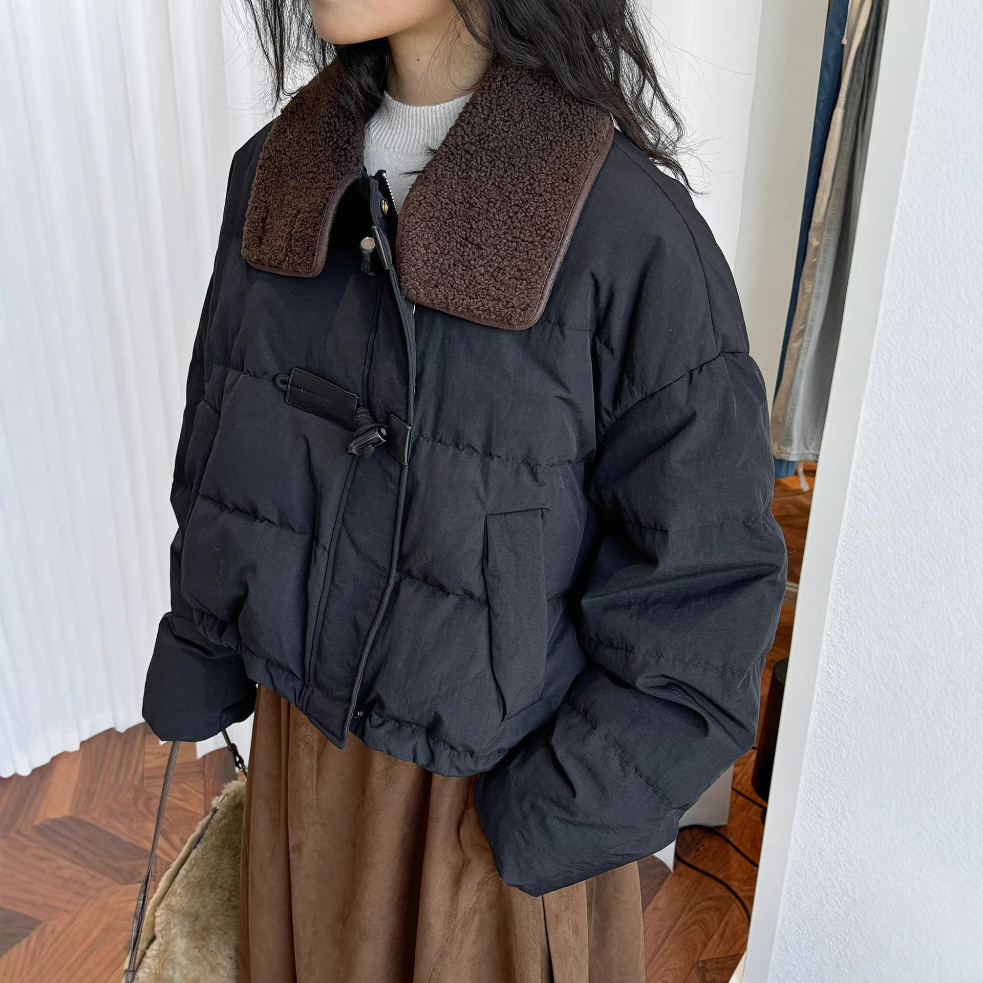 有乐冬季新款韩版设计感羊羔毛领牛角扣羽绒服宽松廓形短款外套女