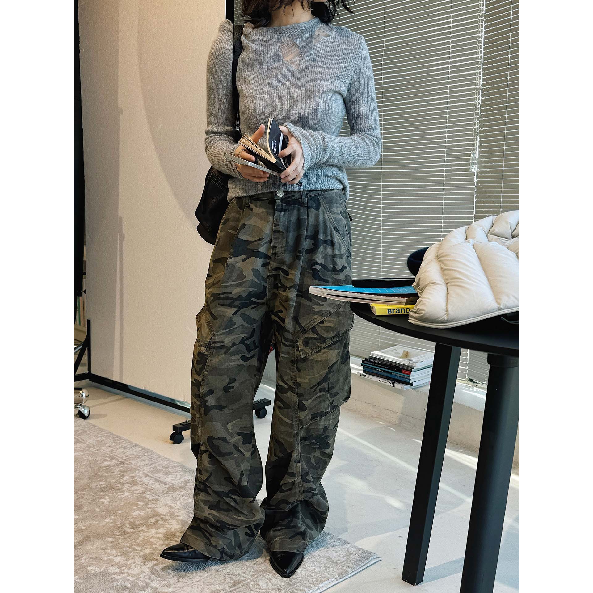 有乐春季新款韩版简约工装风压褶迷彩大口袋牛仔裤宽松廓形长裤女