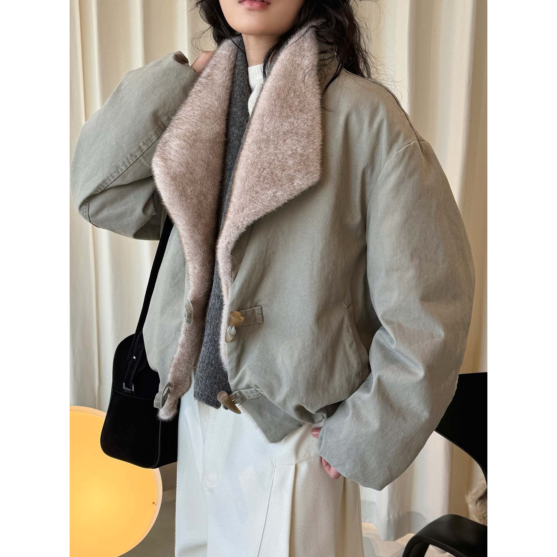有乐冬季新款韩版时髦设计风翻领类水貂毛羽绒服舒适保暖外套女