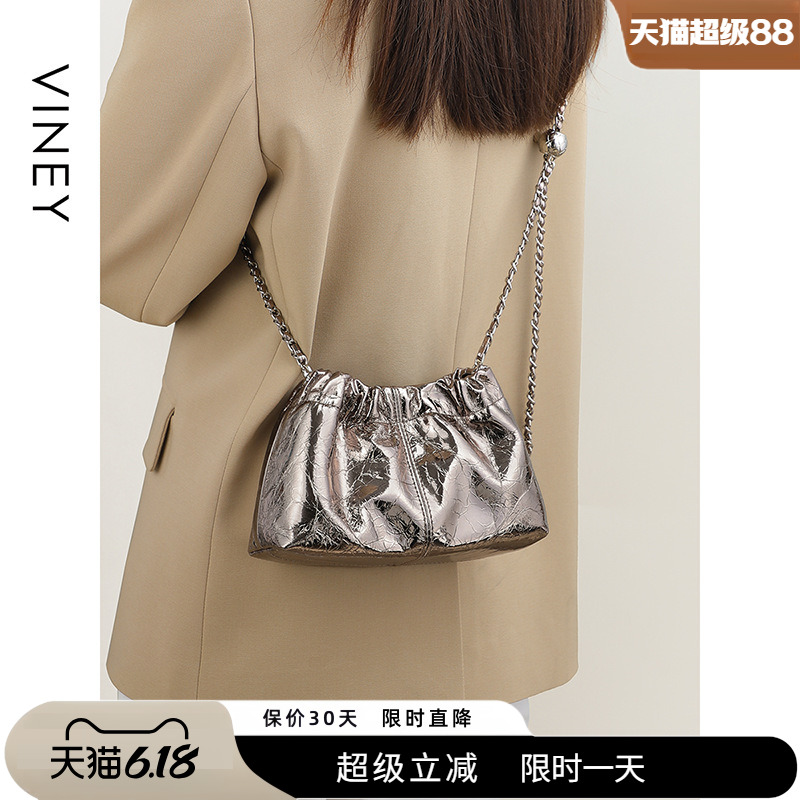 Viney包包女式2025新款云朵包真皮斜挎包手机小包高级感单肩女包
